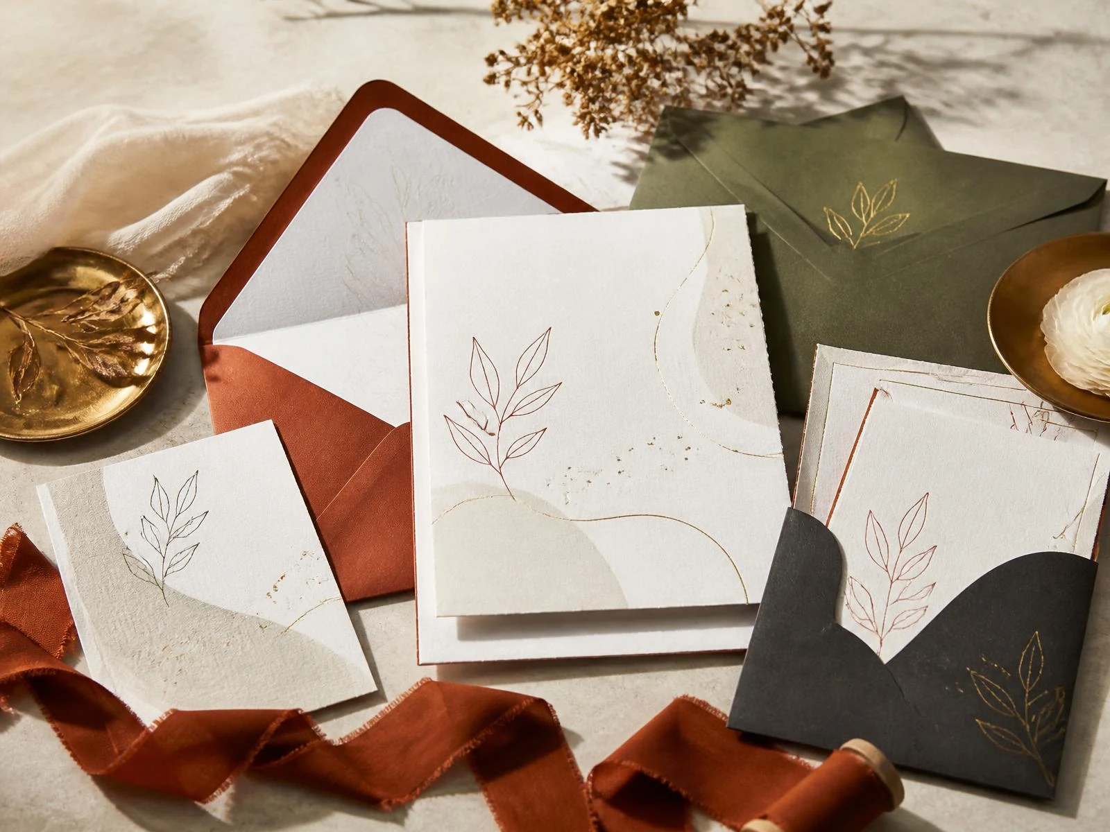 Ensemble d'invitations haut de gamme avec enveloppes et ruban
